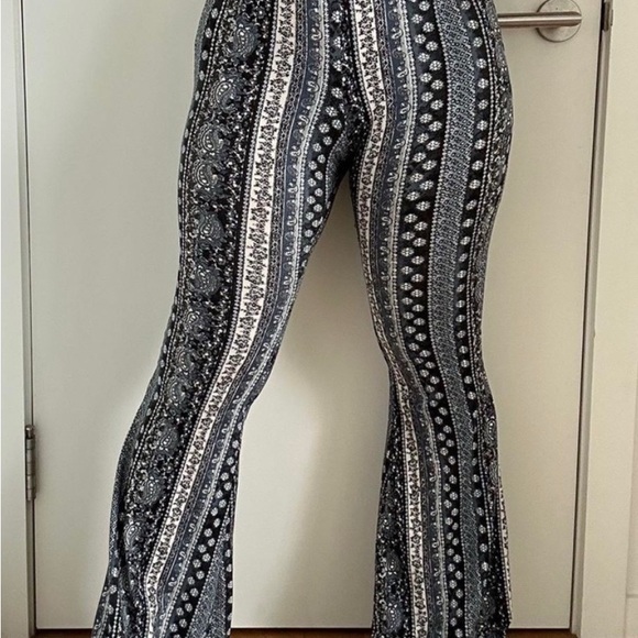 Bellbottom leggings super comfy and cute - Picture 4 of 4